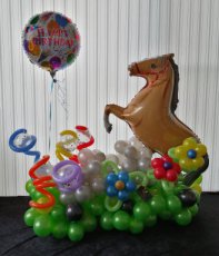 Paard op voet met verjaardag ballon