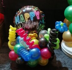Verjaardagballon op wilde voet neon